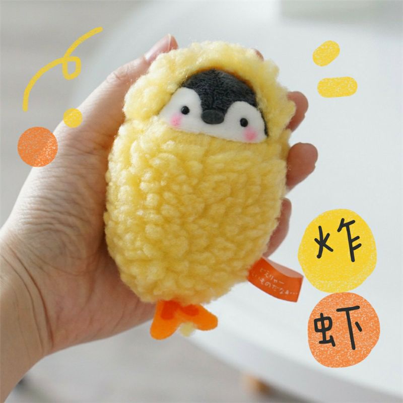 Móc khóa cánh cụt nhồi bông mặc đồ tôm rán đáng yêu 🐧