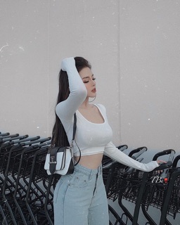 Áo thun cổ vuông
