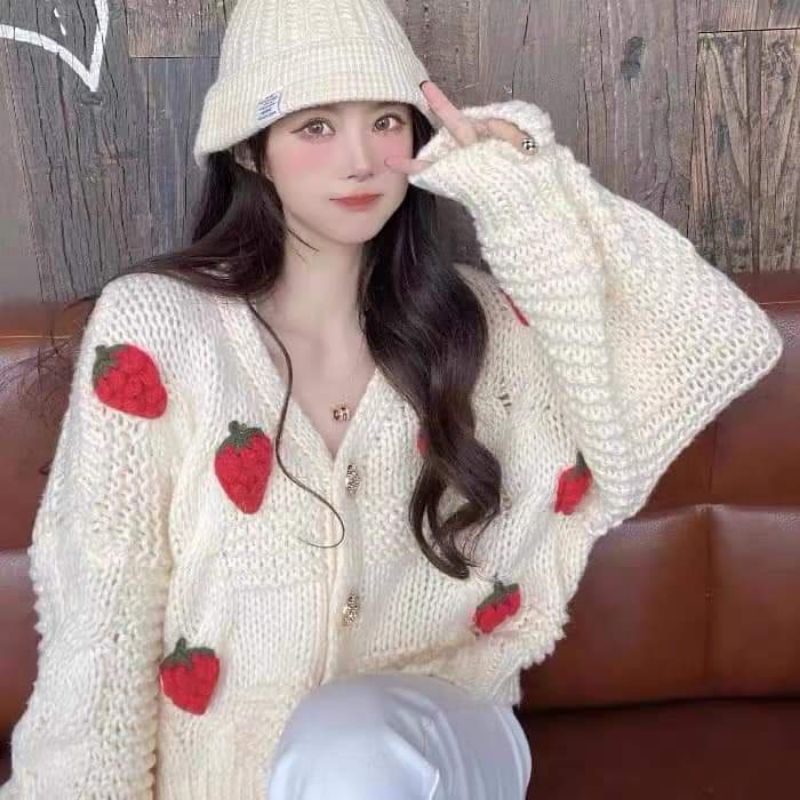 Áo khoác len nữ họa tiết trái dâu đỏ như hình len mịn.