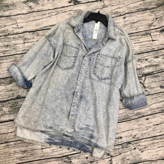 Áo Denim in chữ sau lưng dáng rộng cá tính