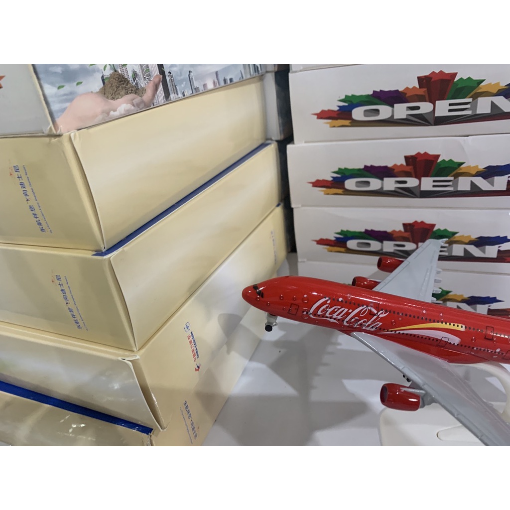 Mô hình máy bay Coca 20cm có bánh xe+ đế kèm theo