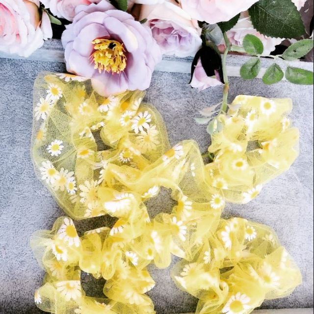 Scrunchies dây buộc tóc hoa cúc màu vàng