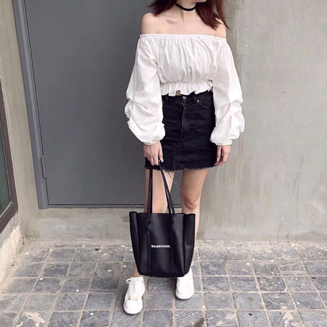 Áo  croptop trễ vai bẹt vai tay dài 2 màu trắng/đen LOVI