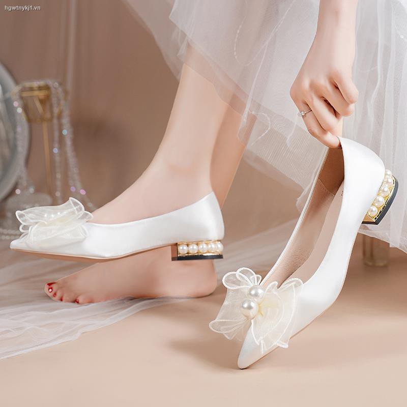 Giày búp bê chất lụa satin mũi nhọn đính ngọc trai giả màu trắng thời trang đám cưới mùa hè cho nữ mới 2021