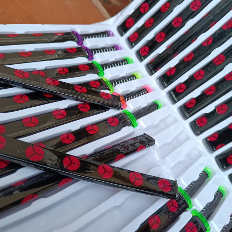 Vỉ 24 cây kiếm nhựa samurai bé