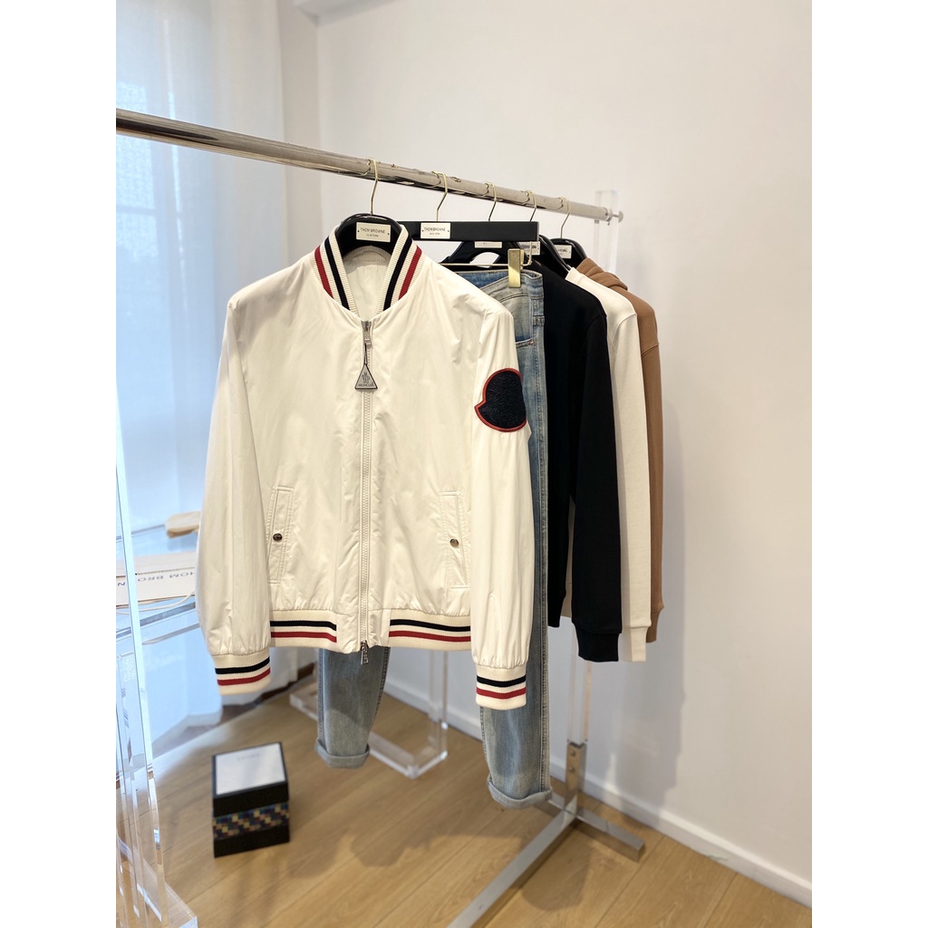 Áo khoác bomber nam thời trang Moncler kiểu dáng, màu sắc trẻ trung