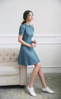 Đầm cổ xếp ly nút bọc dáng basic