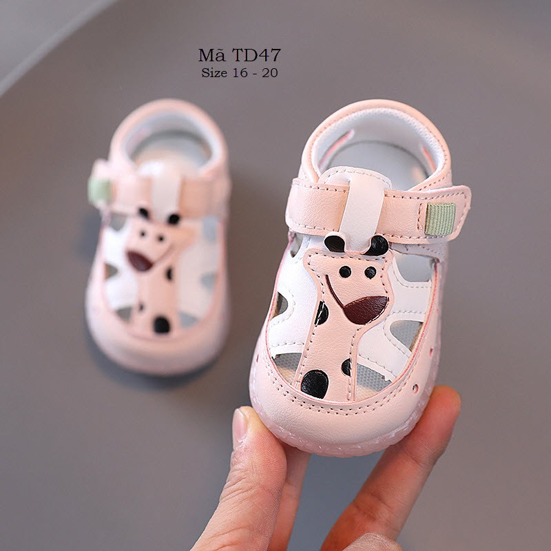 GIÀY SANDAL TẬP ĐI CHO BÉ GÁI 0 - 18 THÁNG HỌA TIẾT HƯƠU CAO CỔ DỄ THƯƠNG TD47