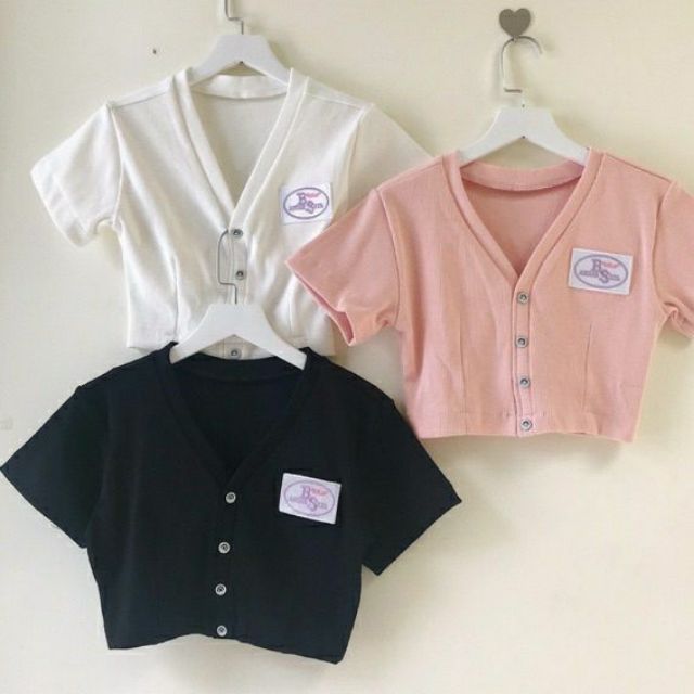 Áo croptop nút cổ V hình thêu siêu hot