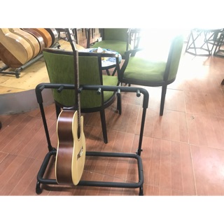 Chân để đàn Guitar (tối đa 5 cây). Tốt nhất chỉ nên để 4 cây để tránh xước. Các lớp học Guitar, câu lạc bộ.