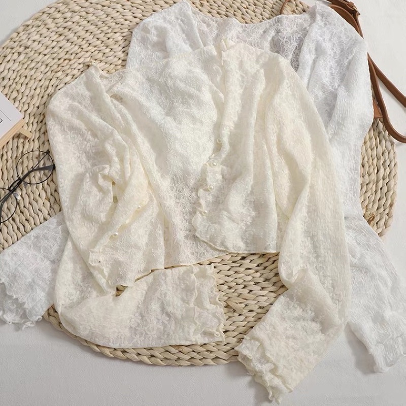 Cardigan ren mỏng mùa hè tay dài ống loe dáng lửng phối nút giả ngọc