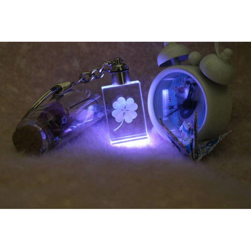 Móc khóa cỏ 4 lá may mắn đèn LED nhiều màu - có núm xoay để bật/tắt đèn nháy đa màu
