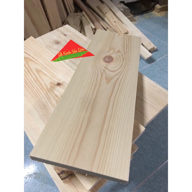 Tấm gỗ thông mặt lớn 24cm, dài 50cm, dày 2cm được bào láng 4 mặt đẹp thích hợp làm kệ, decorde, ốp tường