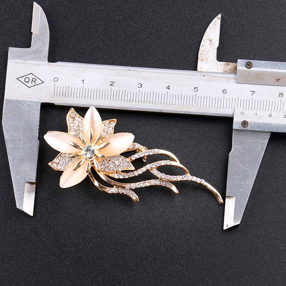 Trâm cái áo hình hoa đính đá sang trọng