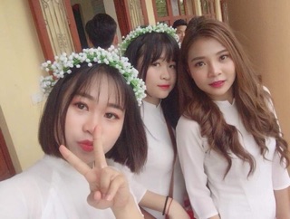 Vòng hoa đội đầu kỉ yếu
