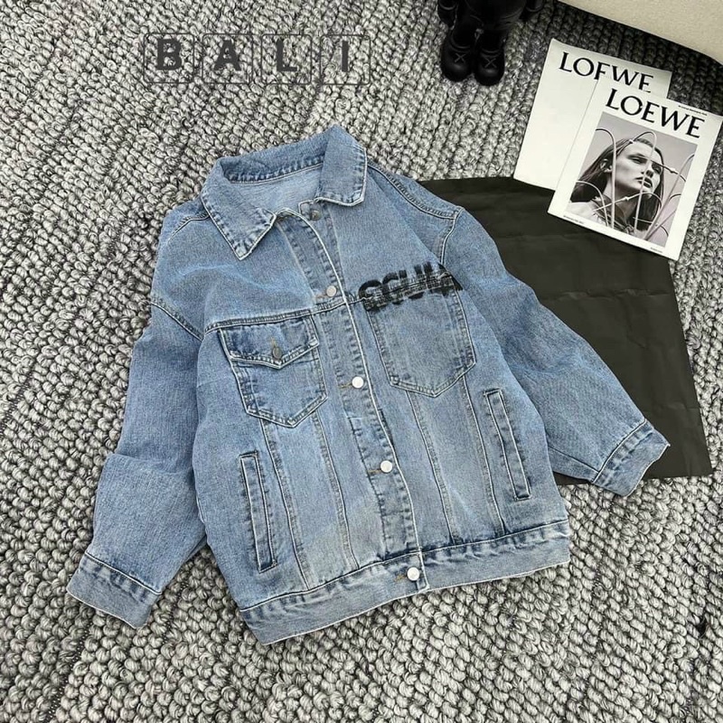Áo khoác denim thêu gấu