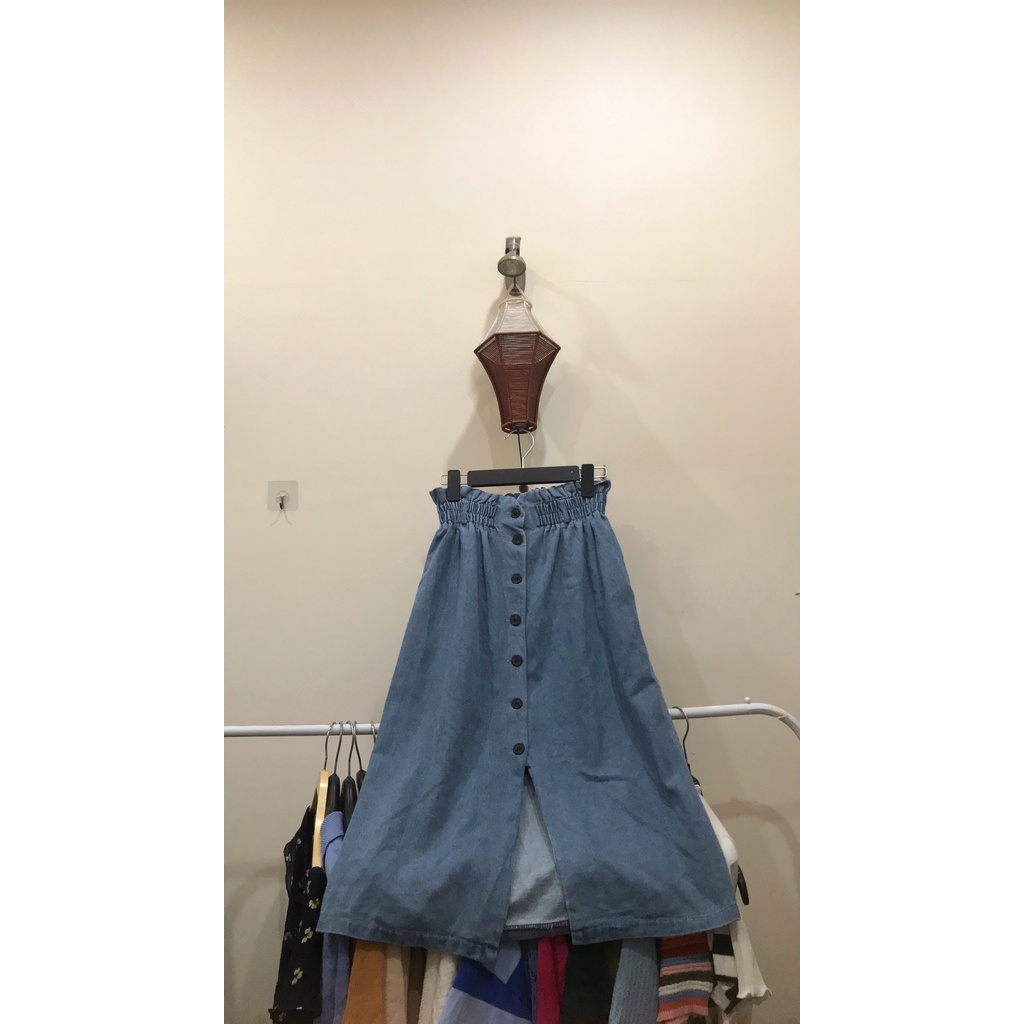 Chân váy jeans Nhật dáng dài chữ A có nút dọc thân váy xẻ tà trước eo có chun trẻ trng mới hoàn hảo 2hand giá rẻ