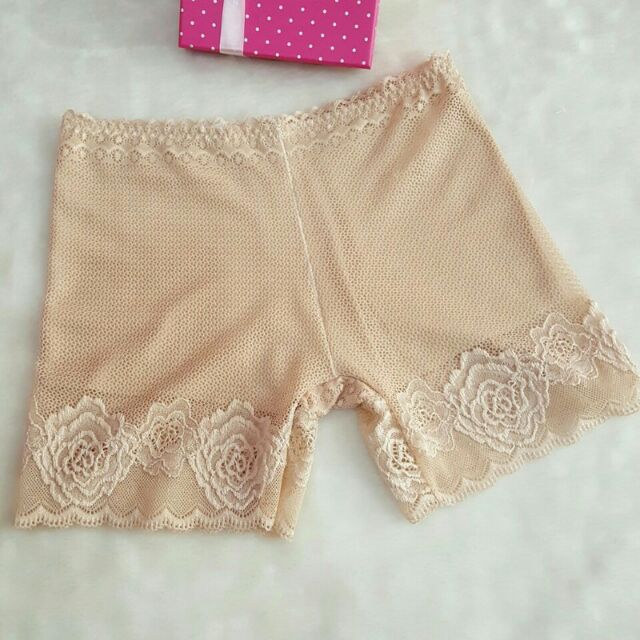 Quần mặc váy ren hoa hồng