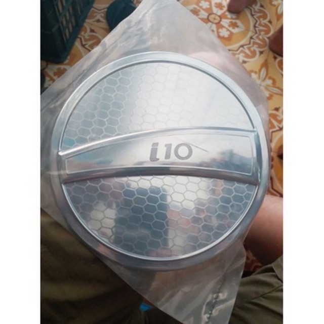 Ốp nắp bình xăng i10 2014 - 2020. 2021 - 2022 bản Hatback nhựa mạ crom