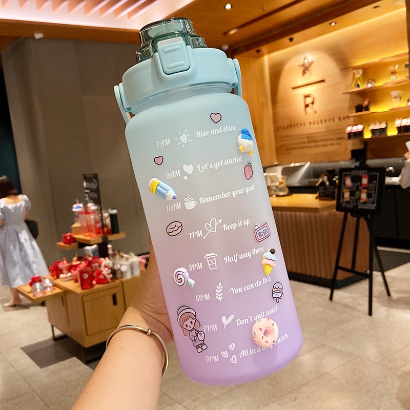 Bình Đựng Nước Cute 2L Có Ống Hút, Có Vạch Báo Giờ Uống Nước(Tặng Thêm Sticker đáng yêu). Bình đựng nước văn phòng.