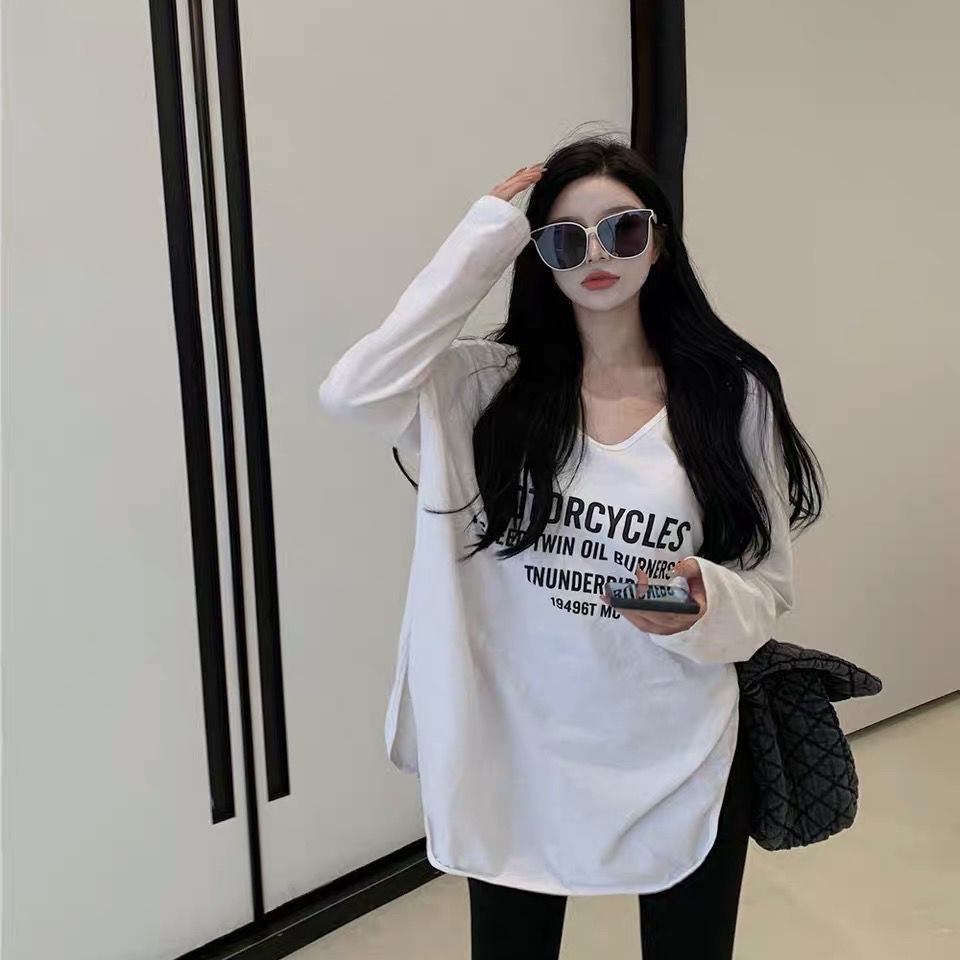Áo thun COZOK tay dài dáng rộng xẻ tà in chữ phong cách Hàn Quốc
