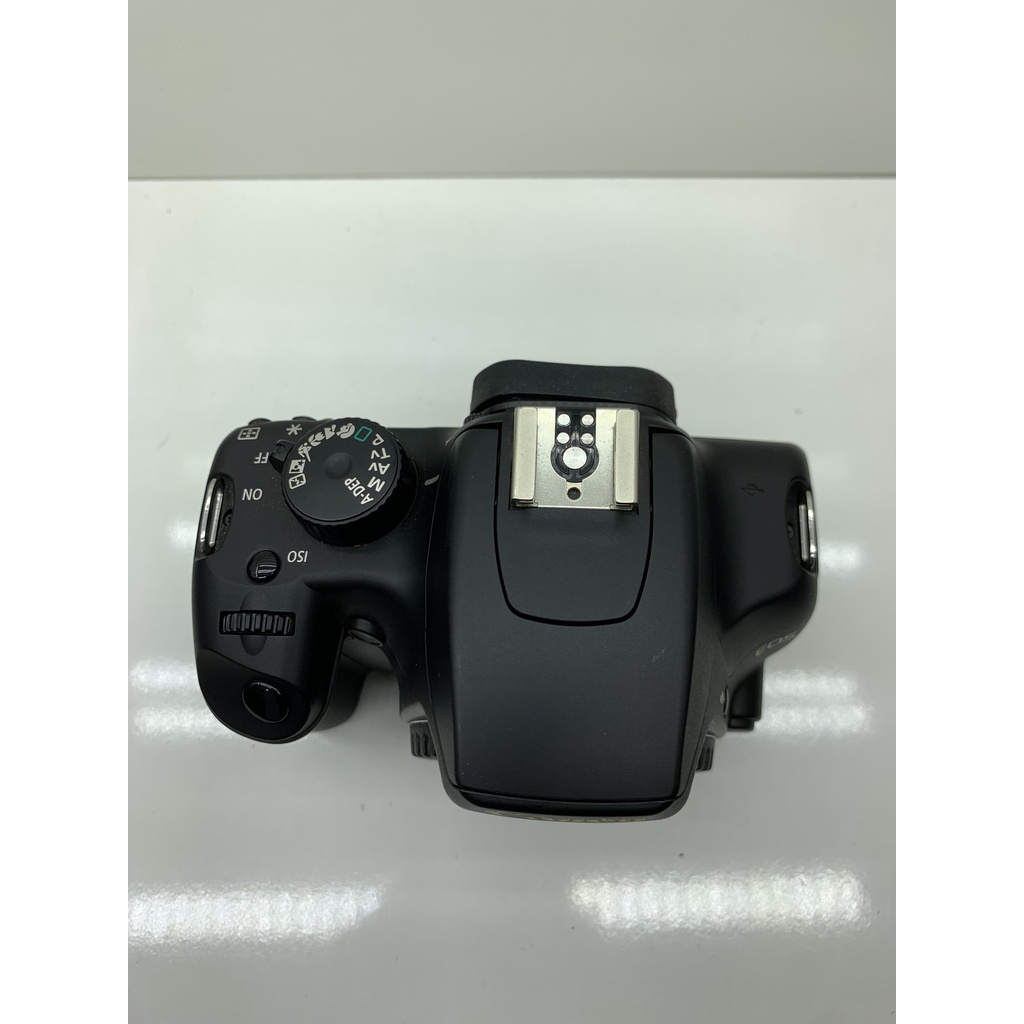 Canon EOS 1000D  Kèm ống kính canon 35-80 95%