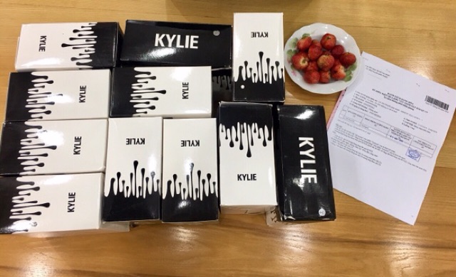 Thanh lý 122 son Kylie Lip Kit (gồm son kem lì và chì kẻ viền môi)