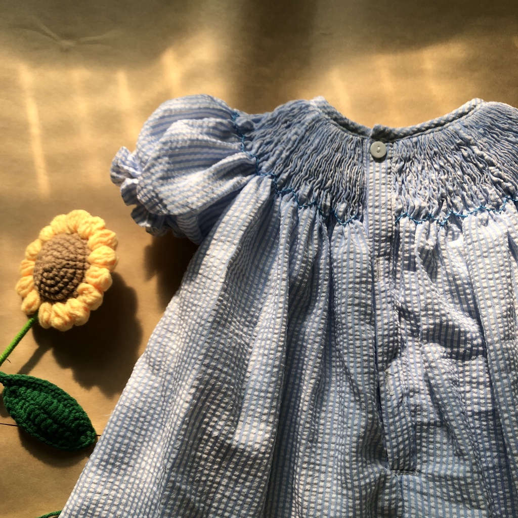 Váy đầm cho bé gái - đầm Smock sọc kẻ xanh chất đũi xốp họa tiết thêu tay