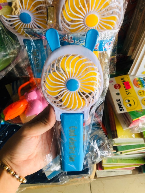 Quạt mini fan cầm tay màu ngẫu nhiên