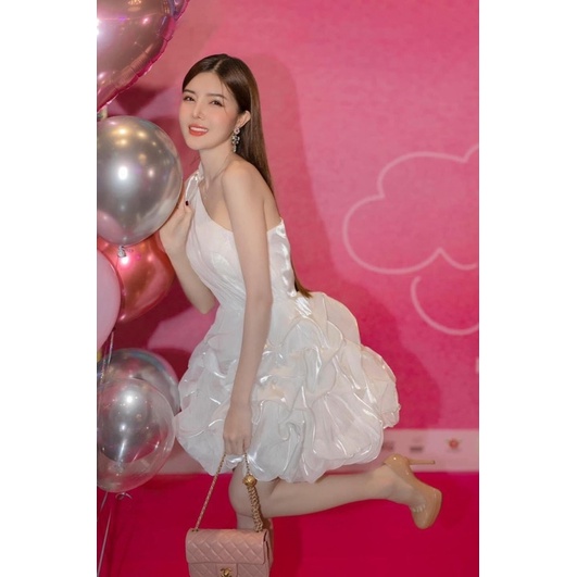 ĐẦM TRẮNG VOAN LỆCH VAI NƠ XOÈ PHỒNG