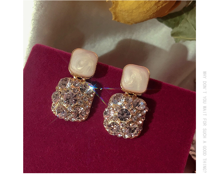 Khuyên tai đính đá nhân tạo phong cách thời trang quý phái