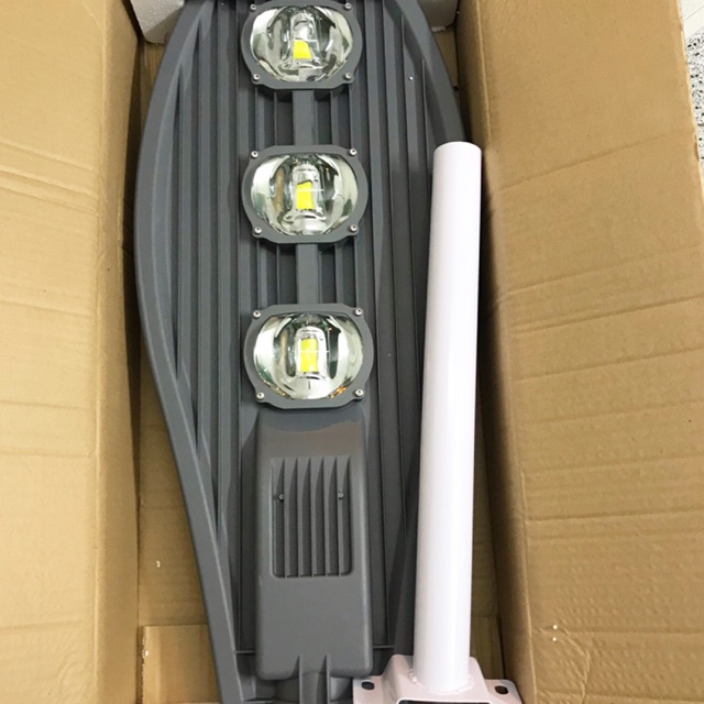 Đèn đường hình chiếc lá chuyên chiếu sáng đường phố, khu dân cư, sân vườn  công suất đủ 150W kèm theo cần đèn để lắp đặt - Đèn ngoài trời Nhãn hàng