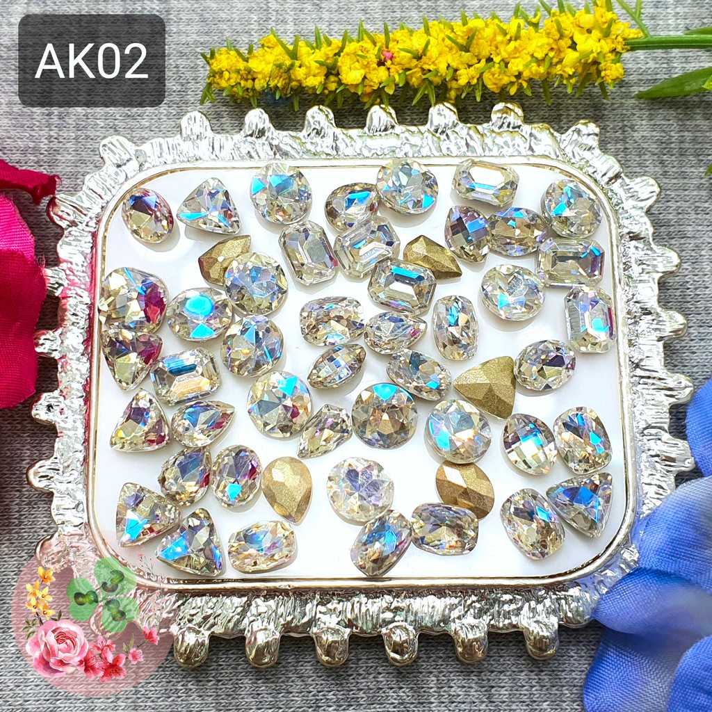 Mix size 8mm - Màu AK02 màu trắng AB. Đá khối chân nhọn size nhỏ siêu bắt sáng, đính dán móng.