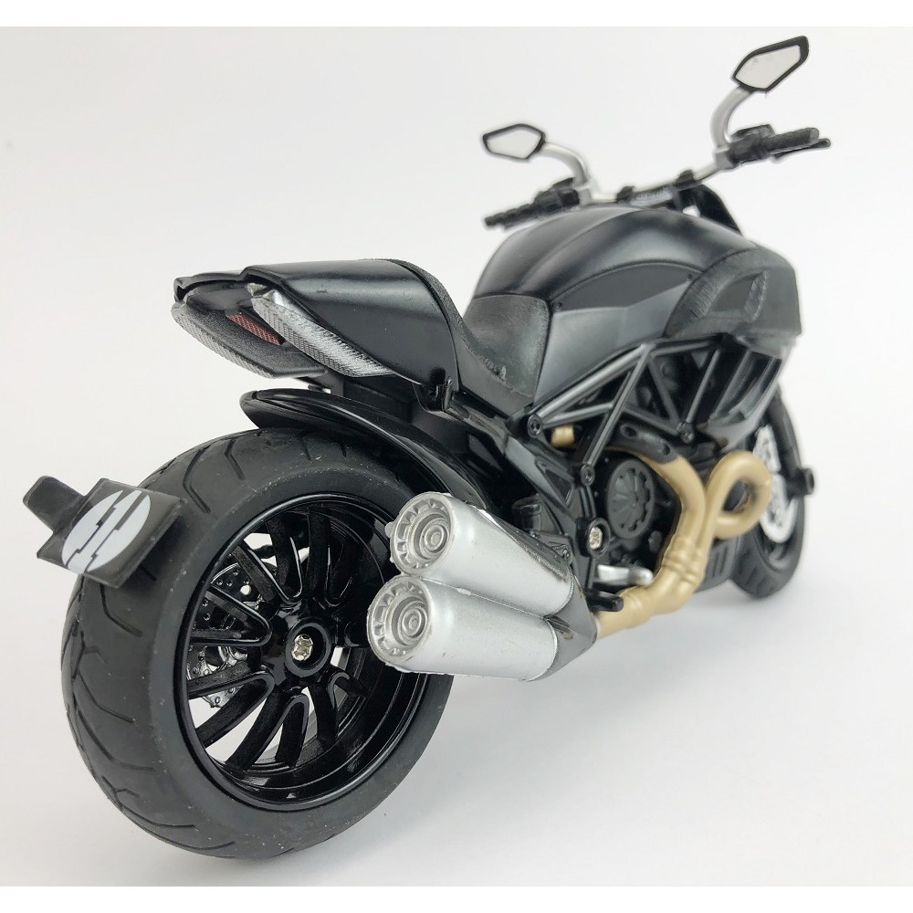 Xe mô hình moto Ducati Diavel Carbon tỉ lệ 1:12, có đèn và âm thanh