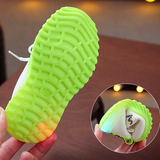 Giày thể thao đế mềm chống trượt có đèn LED cho bé