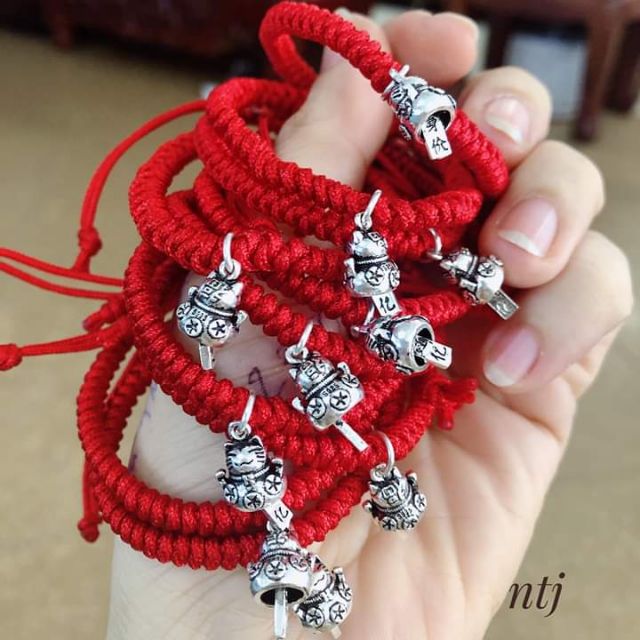 Dây tết đỏ kết hợp mèo thần tài may mắn