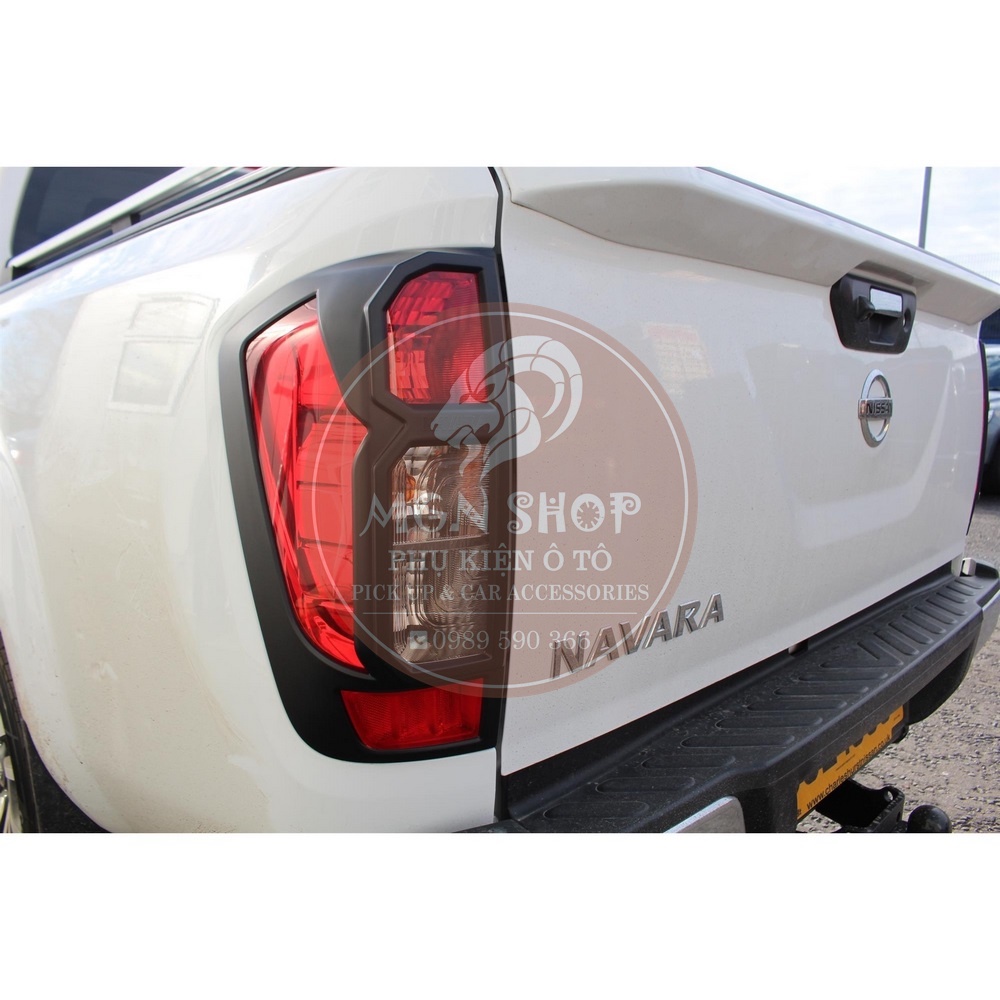[Ốp đèn hậu] [Nissan Navara 2015 - 2021] [màu đen / màu bạc]