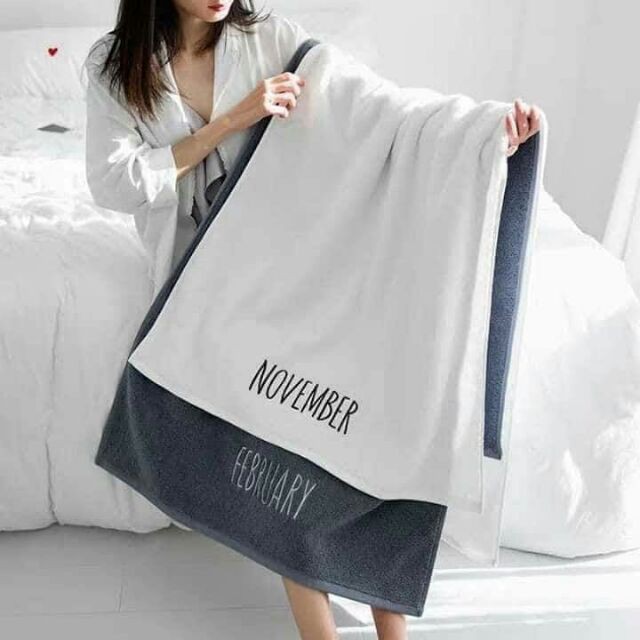 Khăn tắm người lớn kích cỡ 70x140cm chất liệu sợi bông mềm mại, logo thêu tháng tiếng anh