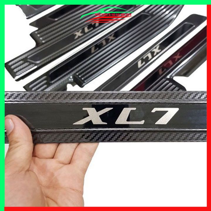 Ốp bậc cửa, nẹp bước chân XL7 2020-2021 vân cacbon chống trầy bảo vệ trang trí xe