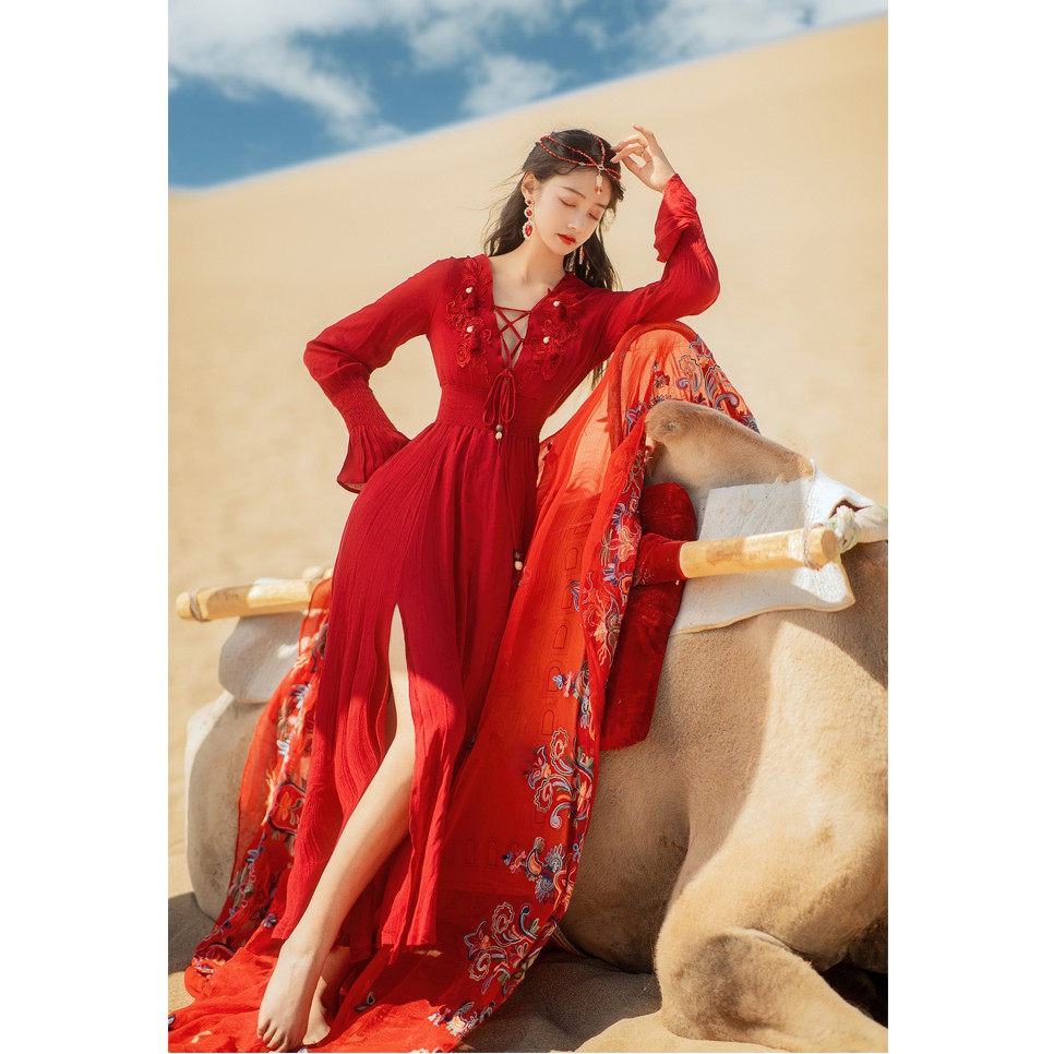 Váy maxi màu đỏ dáng dài xẻ tà đùi đính họa tiết boho - MS107