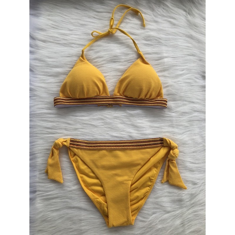 Bikini vàng hai mảnh có mút ngực xuất xịn