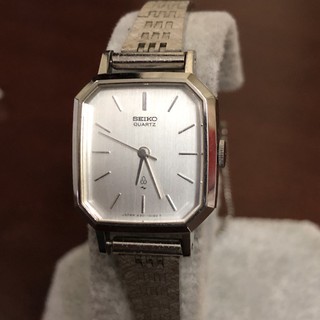 Đồng hồ nữ dạng lắc dây kim loại thuơng hiệu seiko nhật bản