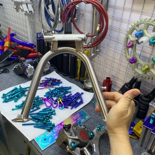 Chân chống giữa inox 304 ex 150 gắn như zin