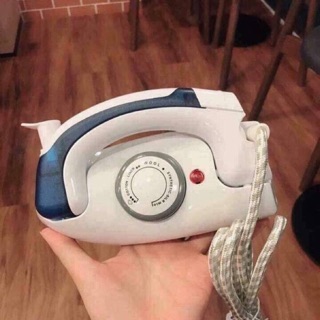 Bàn là mini vạn người mê; chỉ nhỏ xinh bằng 1 chiếc Iphone thôi; nhìn cưng dã man lun