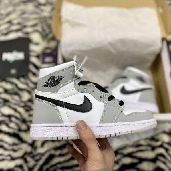 Giày thể thao jordan 1 cổ cao xám trắng, Giày sneaker jodan xám cao cổ móc đen smoke grey nam nữ cao cấp