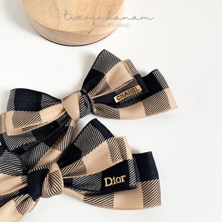 🎀 kẹp tóc nơ ba tầng hoạ tiết caro đính tag chữ -