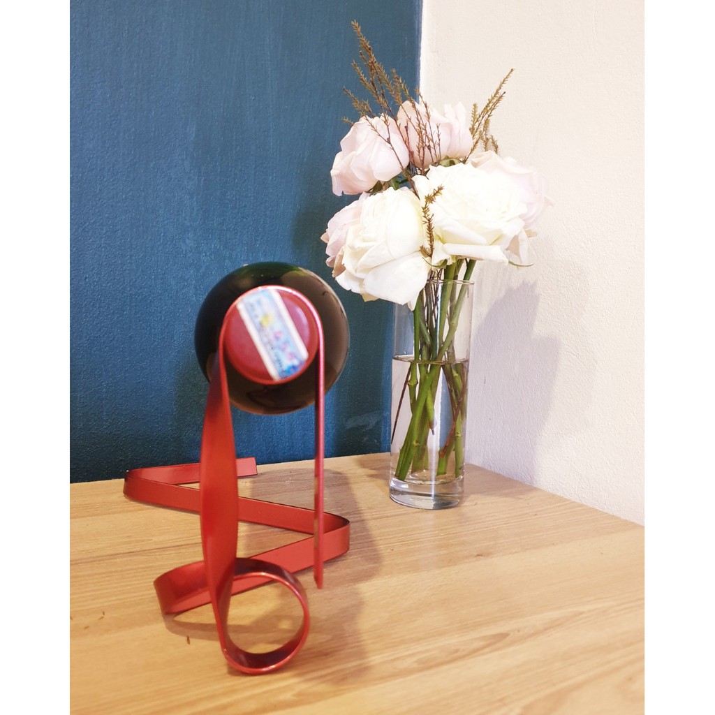 Kệ rươu nghệ thuật dải ruy băng đỏ