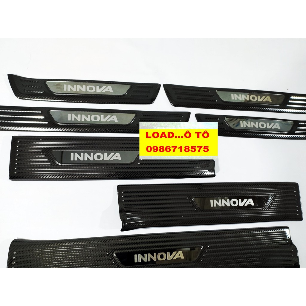 Ốp Bậc Cửa, Nẹp Bước Chân Trong Ngoài Xe Toyota Innova 2023-2017 Chất Liệu Vân Carbon Cao Cấp