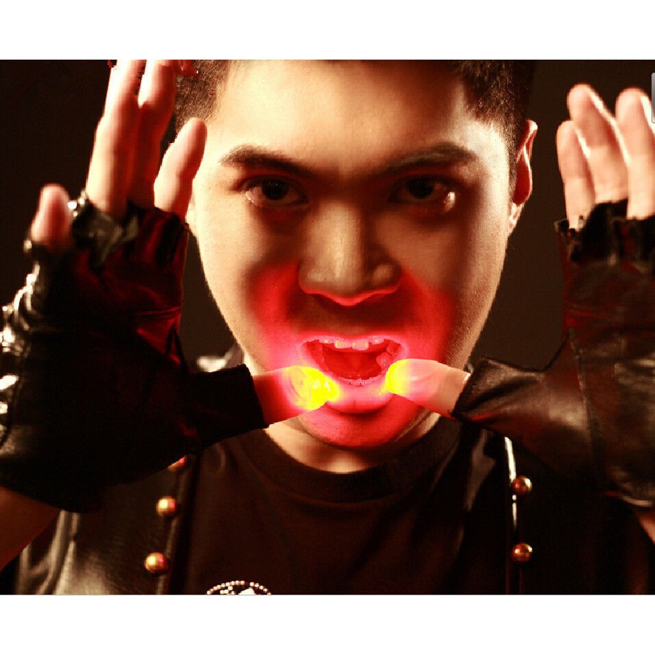 1 Cặp Đầu Ngón Tay Cái Phát Sáng Ma Thuật Vào Buổi Tối