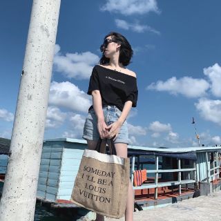 Áo thun lệch vai in chữ (52 kg trở lại)